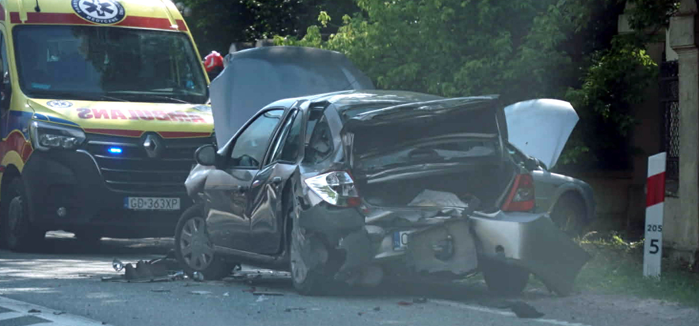 W Latkowie zderzyły się trzy auta. Są duże utrudnienia
