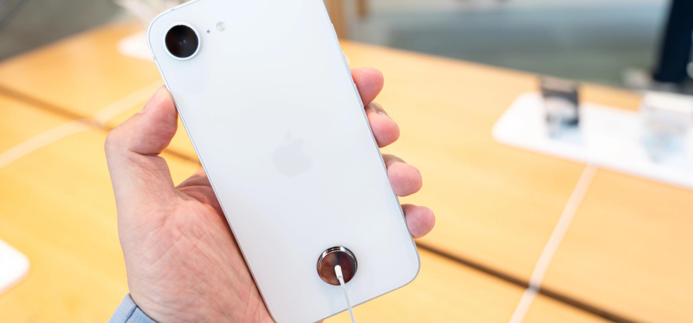 Nowoczesny telefon w dobrej cenie? Sprawdź czym cechuje się nowy iPhone 17e