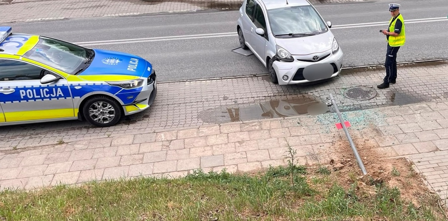 Mogilno - Toyota stoczyła się na ulicę. Nie zaciągnął “ręcznego”