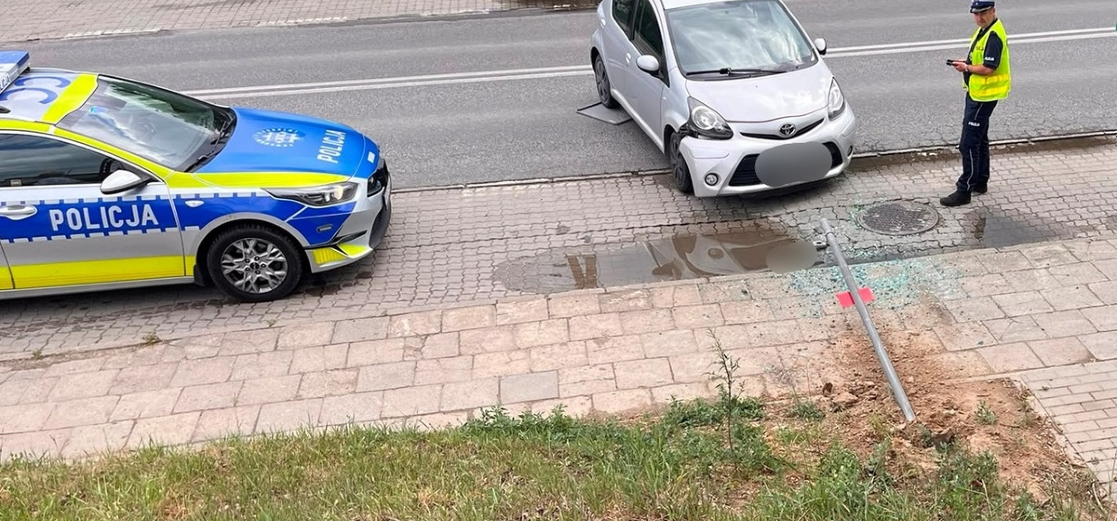 Toyota stoczyła się na ulicę. Nie zaciągnął “ręcznego”