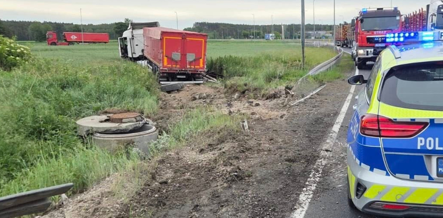 Region - Kraksa na "25". Ciężarówka w polu po zderzeniu z osobówką