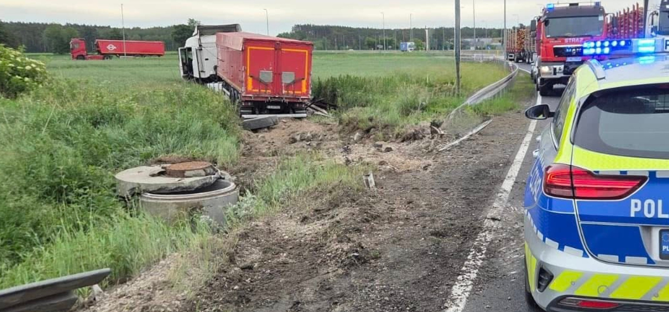 Kraksa na "25". Ciężarówka w polu po zderzeniu z osobówką