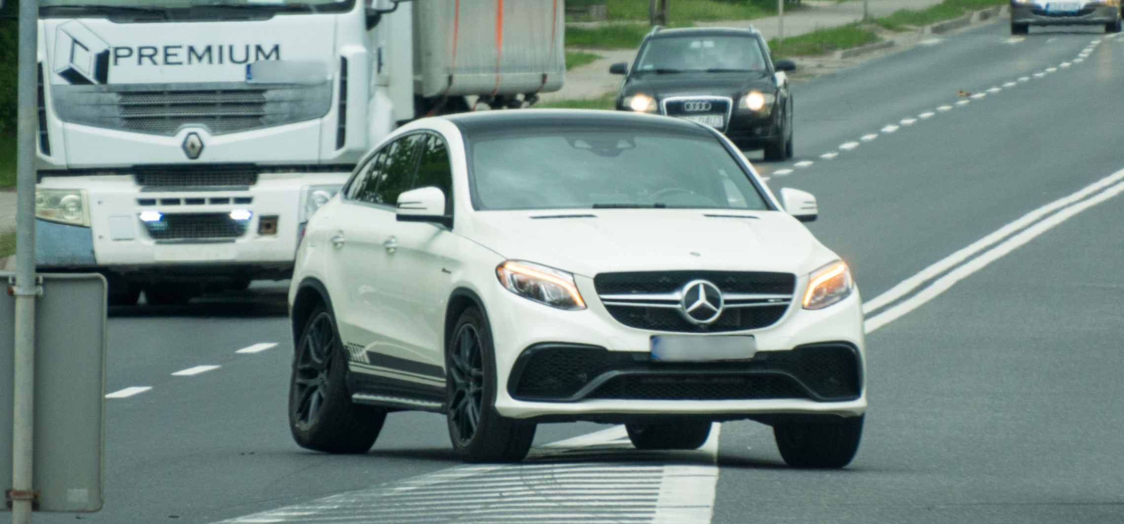 Na poznańskiej Mercedes zderzył się z Volkswagenem