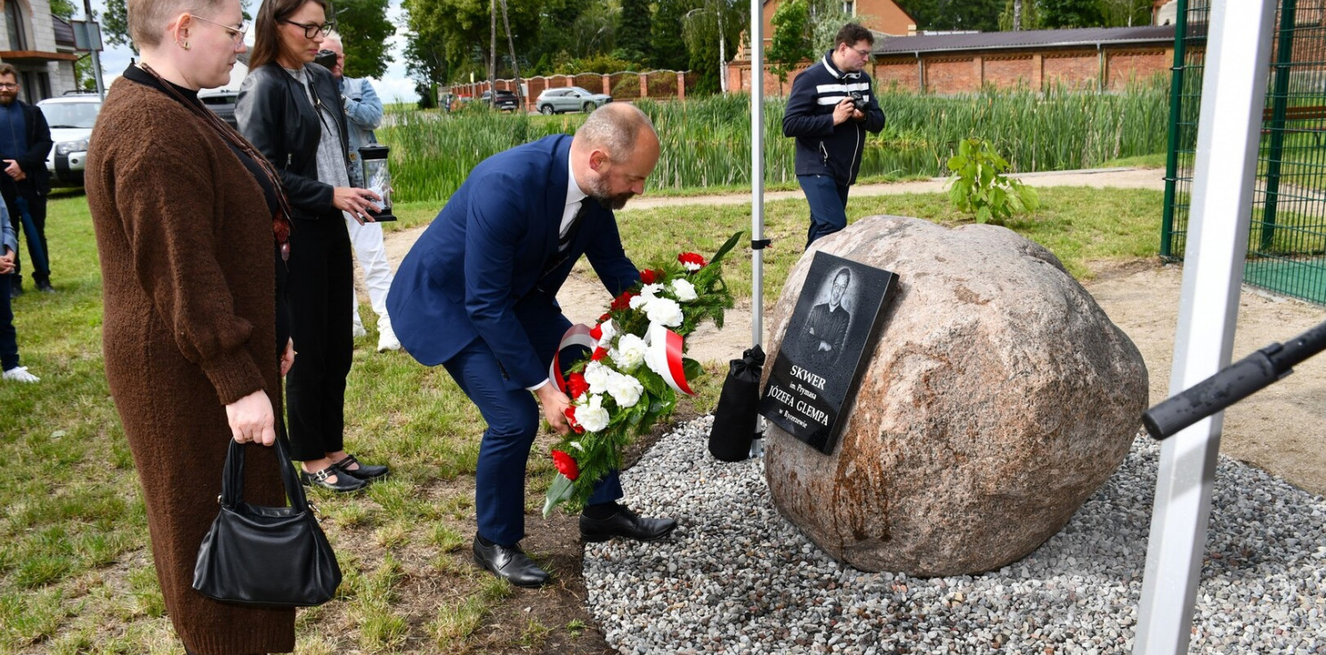Pakość.online - Przecięli wstęgę i odsłonili skwer. Ta wieś uczciła prymasa Glempa