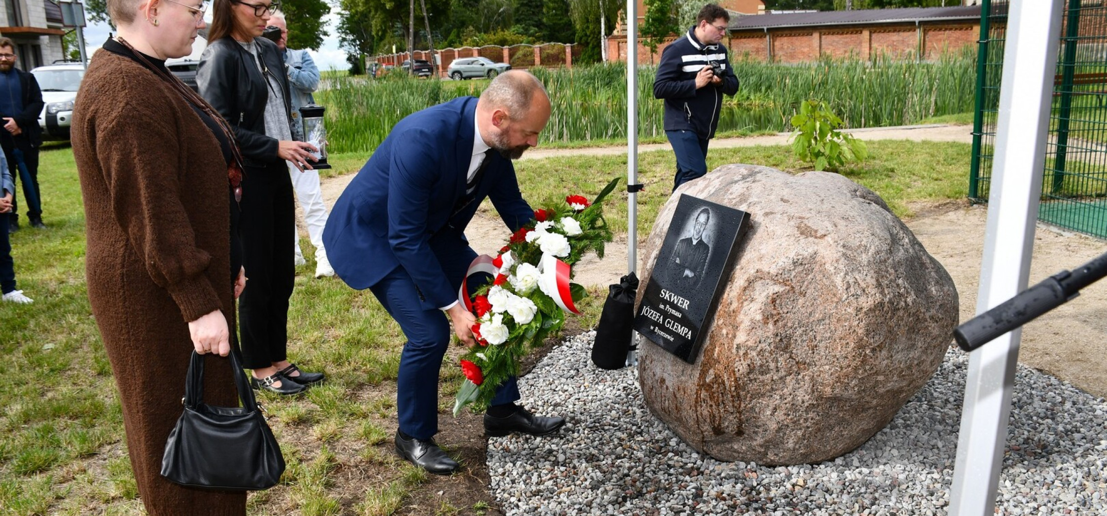 Przecięli wstęgę i odsłonili skwer. Ta wieś uczciła prymasa Glempa