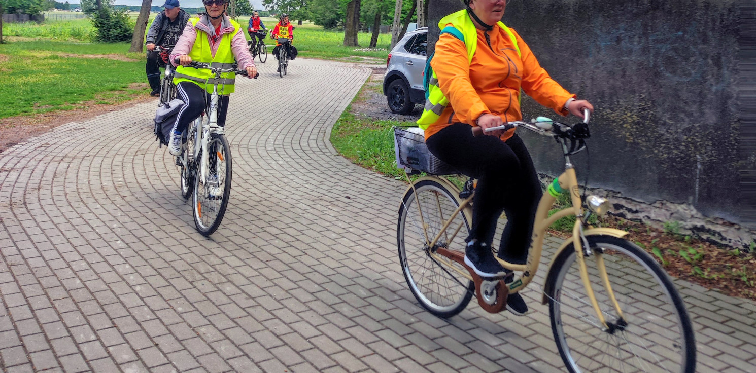 Inowrocław - Rowerem po książki i do pasieki. "Czytanie napędza"