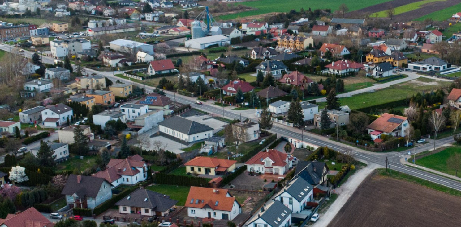 Inowrocław - 9-latek samotnie błąkał się po osiedlu. Pomógł mu policjant po służbie