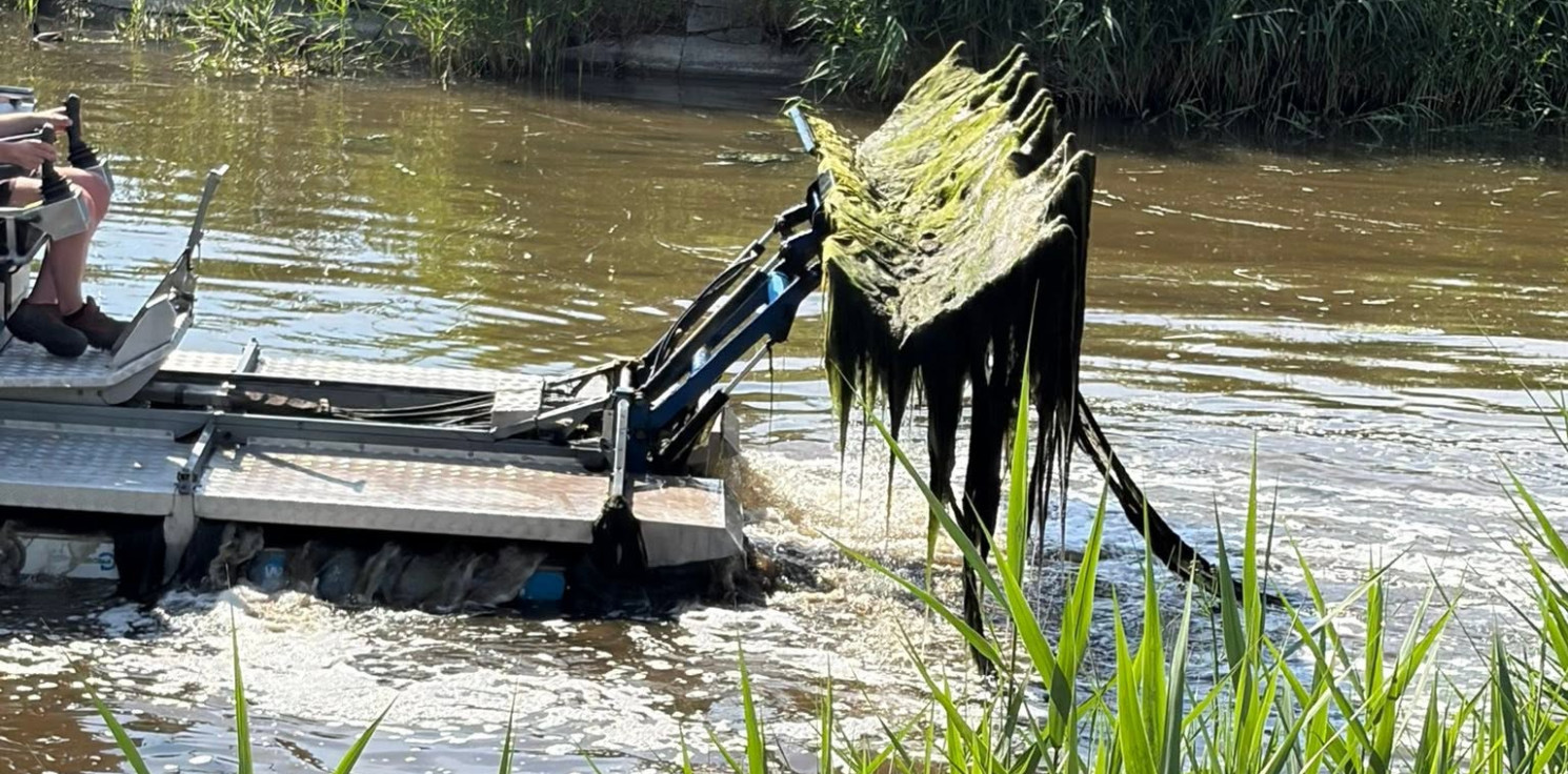 Inowrocław - Nowoczesny kombajn pojawił się w Solankach. Oczyścił staw z glonów