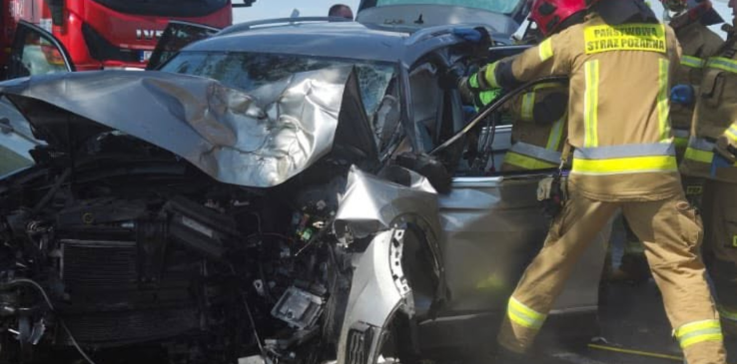 Region - Auto uderzyło w drzewo, lądował śmigłowiec