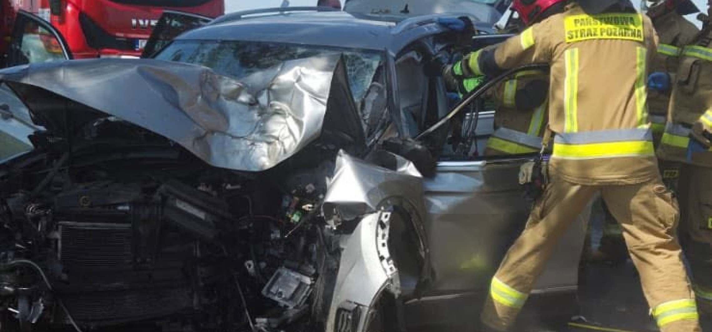 Auto uderzyło w drzewo, lądował śmigłowiec