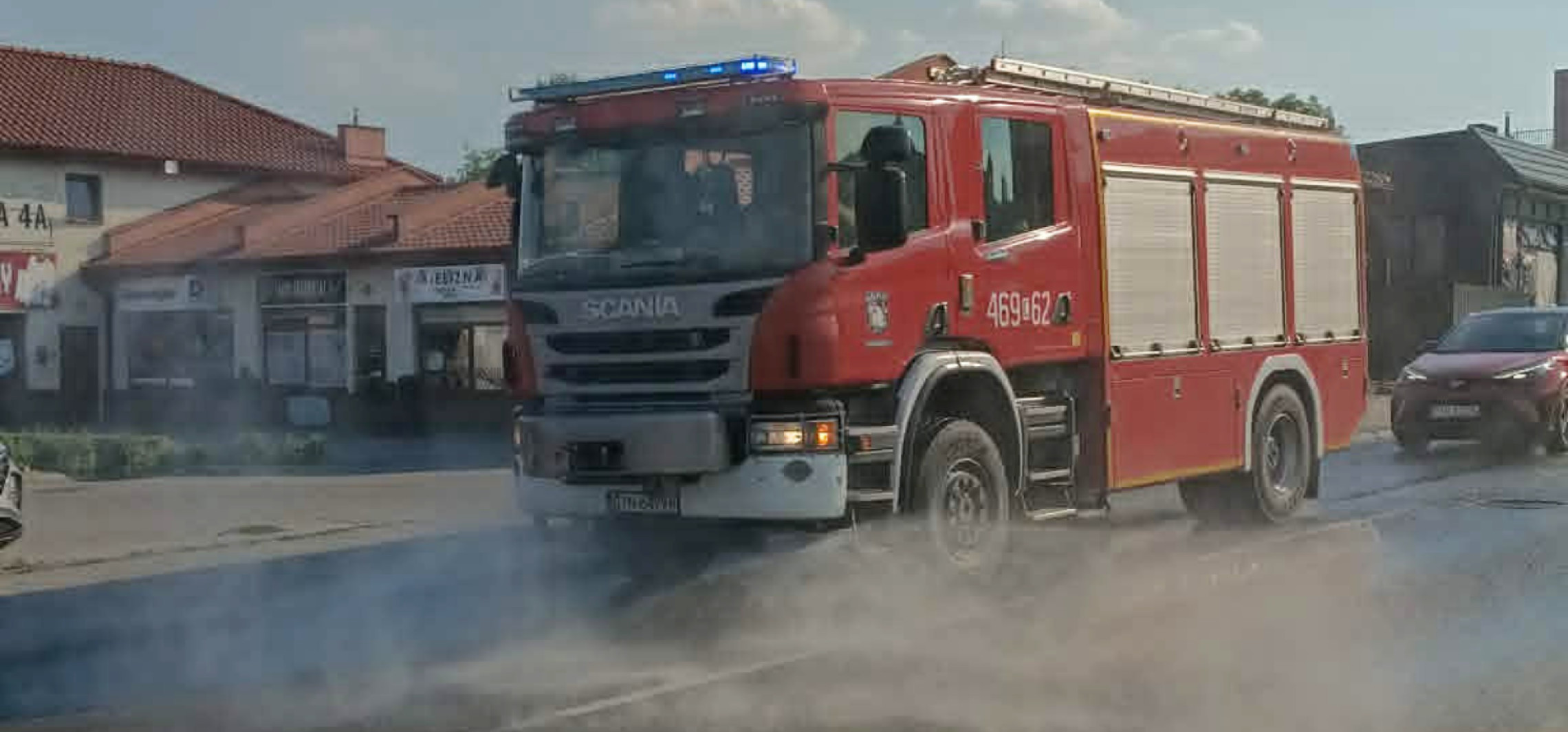 Strażacy polewają ulice w Kruszwicy