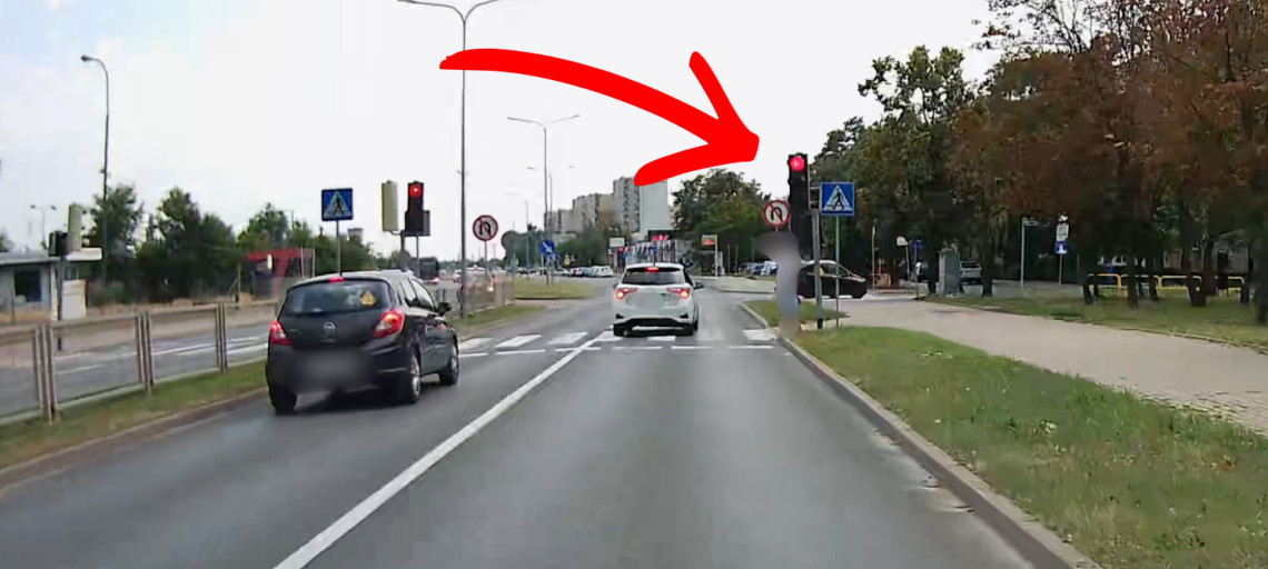Przez pasy na czerwonym. O krok od wypadku
