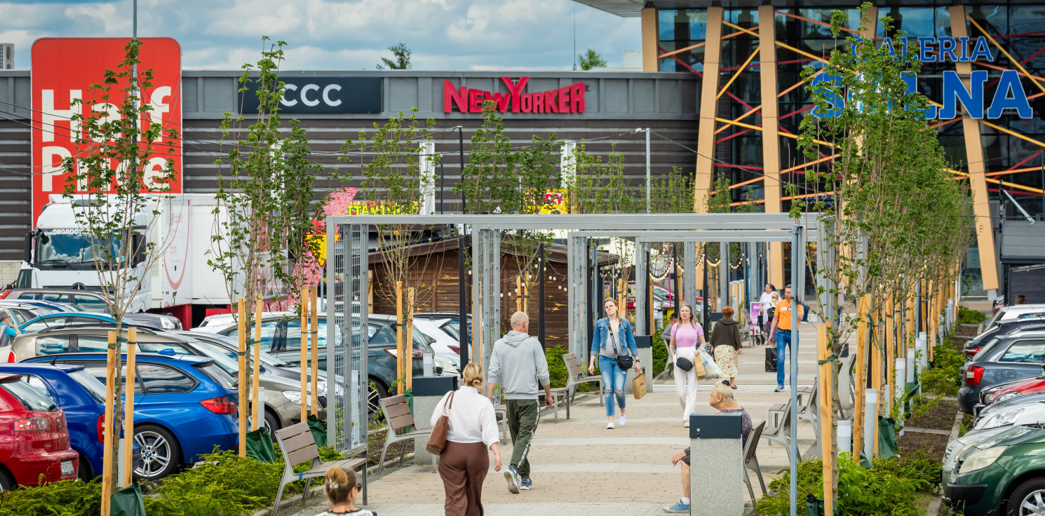 Inowrocław - Zieleń i cień. Otoczenie Galerii Solnej po metamorfozie