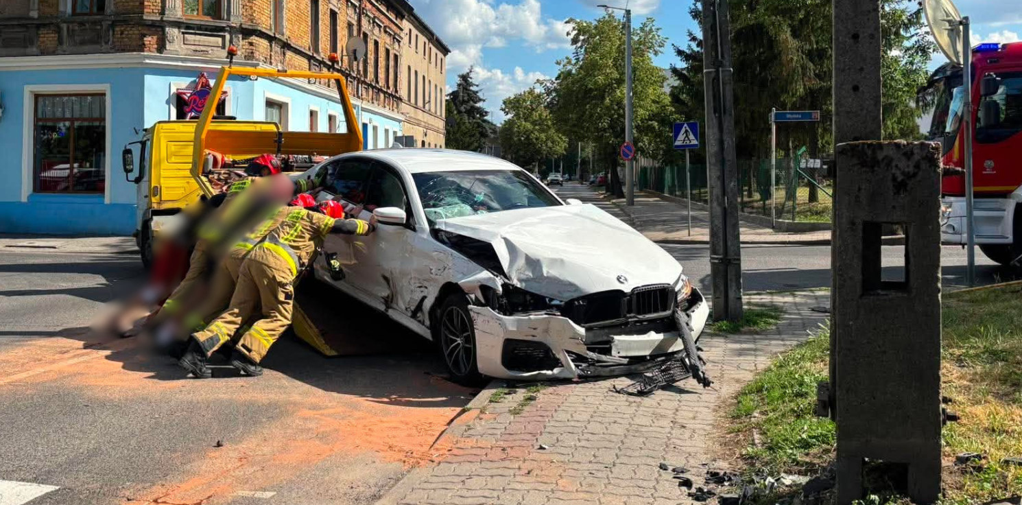 Inowrocław - Zderzenie BMW i Dacii. Droga była zablokowana