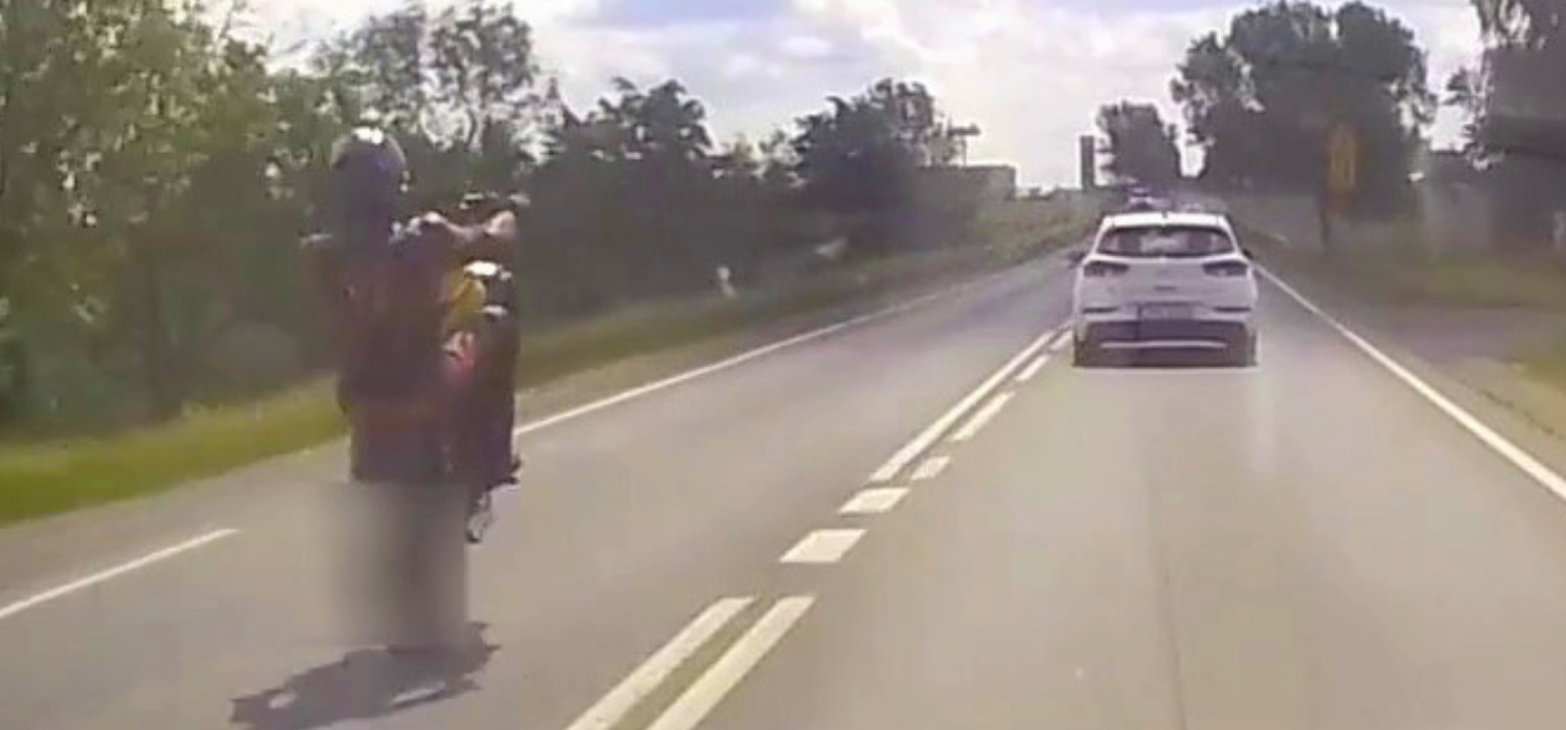 Wyprzedzanie na jednym kole. Właściciel nie wie, komu pożyczył motocykl