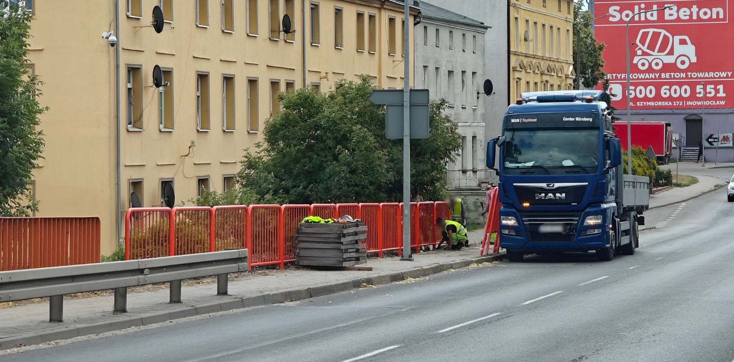 Inowrocław - Na Dworcowej wymieniają barierki