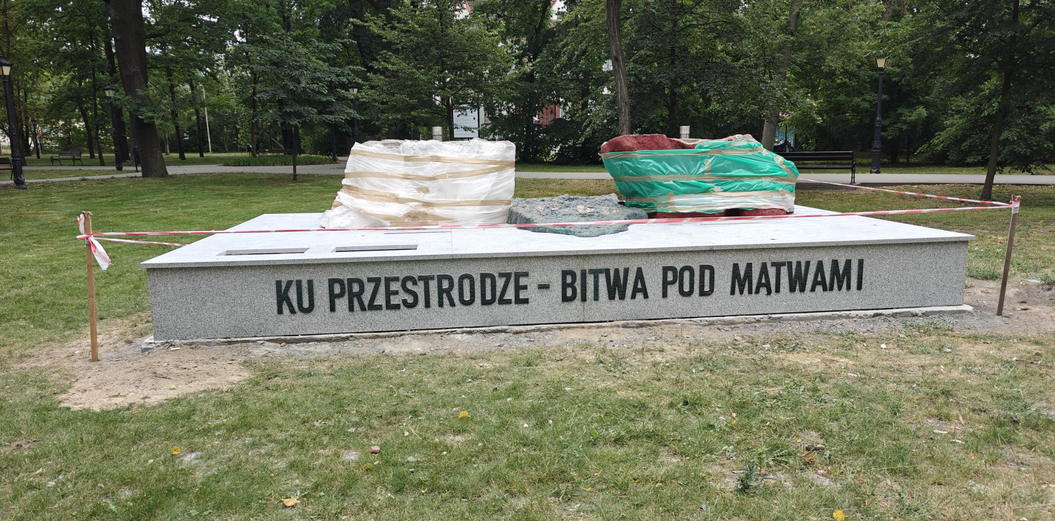 Inowrocław - Trwa montaż nowego pomnika w Inowrocławiu