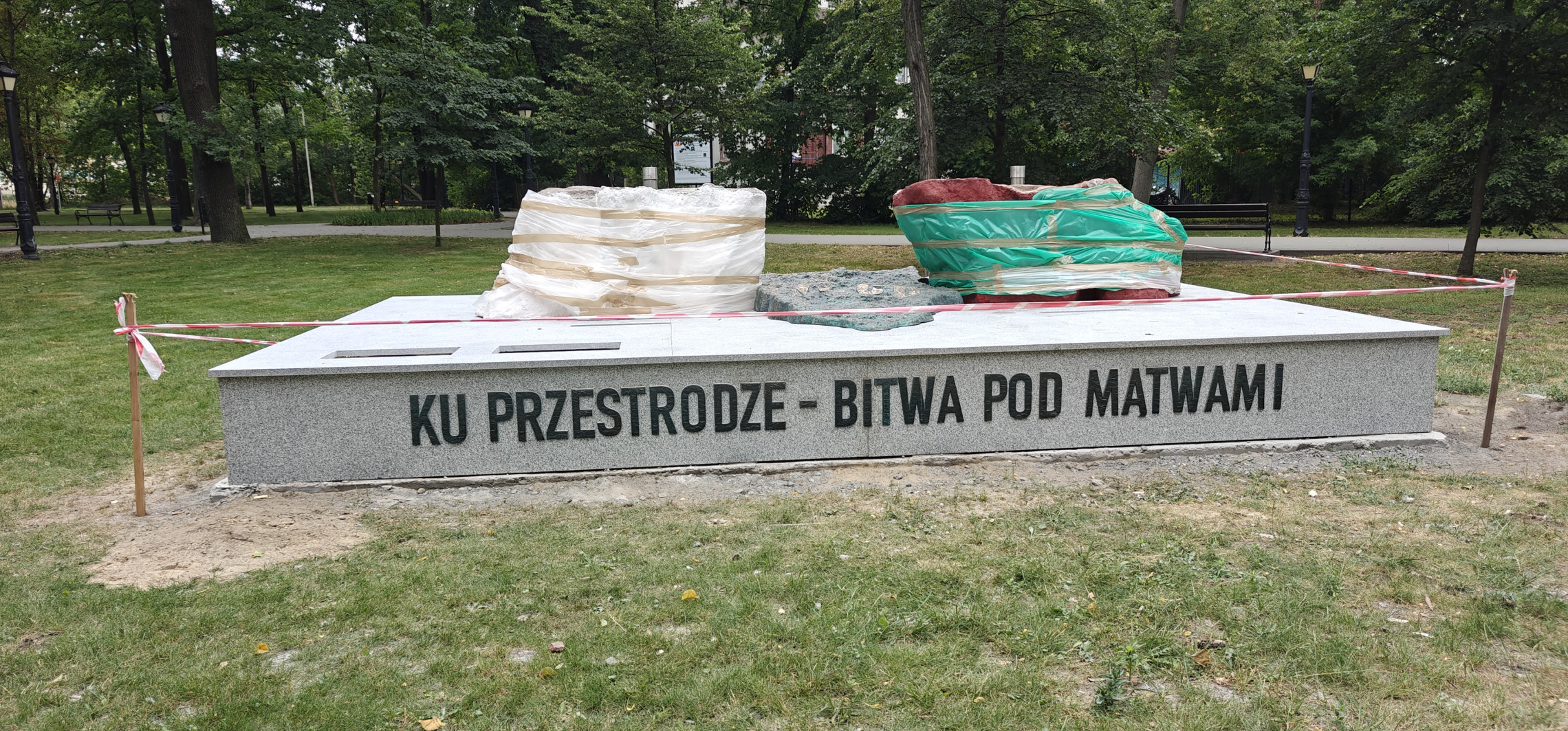 Trwa montaż nowego pomnika w Inowrocławiu