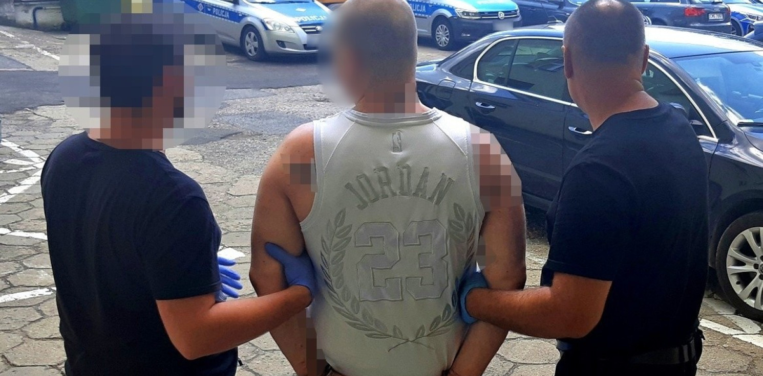 Mogilno - Narkotyki, nielegalny tytoń i pałka teleskopowa. 44-latek trafił do aresztu
