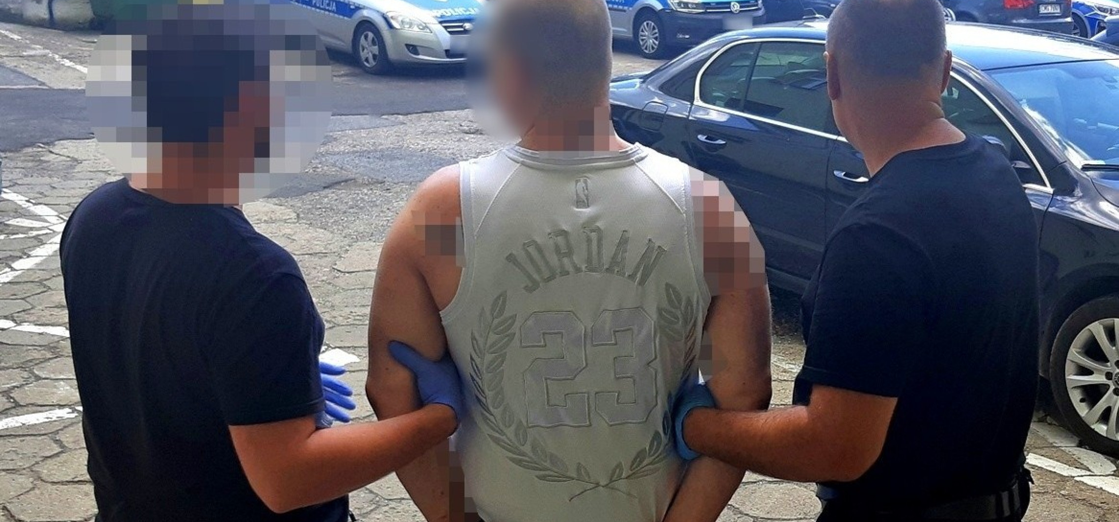 Narkotyki, nielegalny tytoń i pałka teleskopowa. 44-latek trafił do aresztu