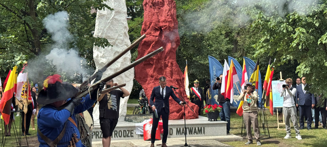 "Nie chciałem wyrzeźbić bitwy, tylko ranę..." Pomnik w Mątwach odsłonięty