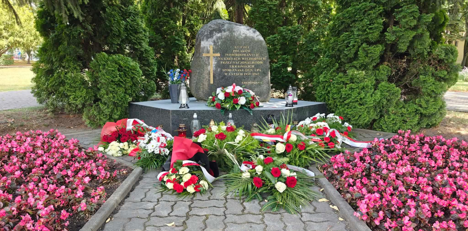 Inowrocław - IGKiM zabrała głos ws. usuniętych kwiatów spod pomnika ofiar Wołynia