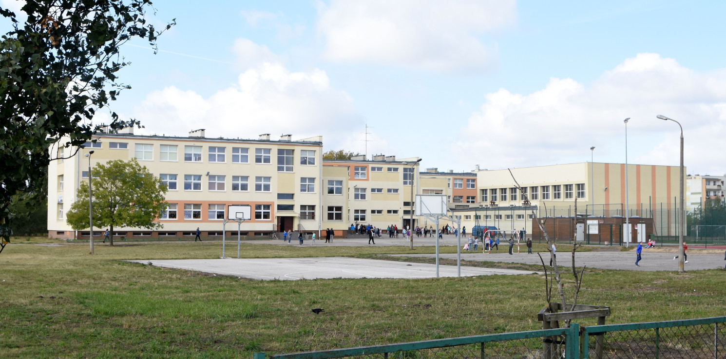 Inowrocław - Nauczyciele i rodzice murem za dyrektorem. Nie jedna, a dwie petycje w ratuszu