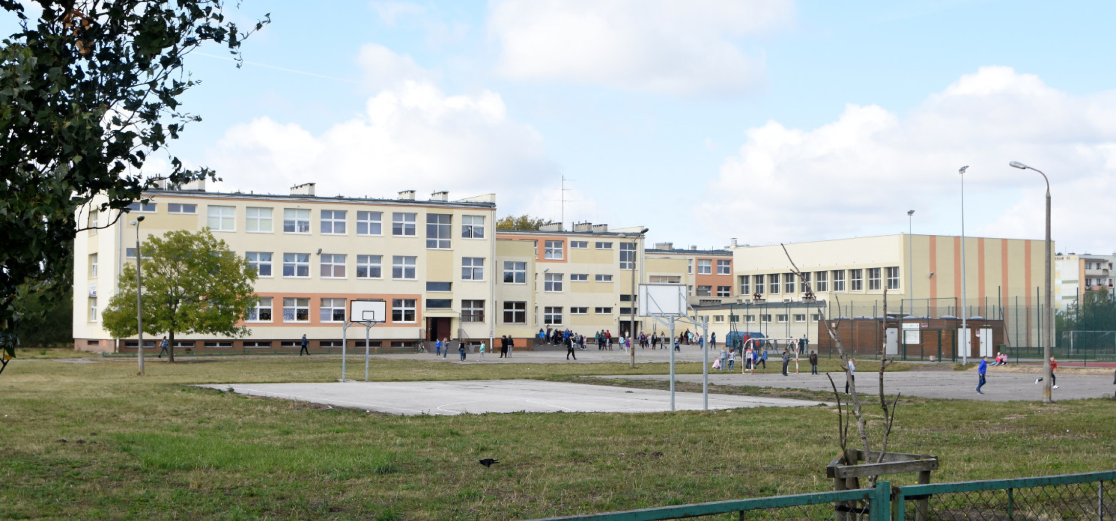Nauczyciele i rodzice murem za dyrektorem. Nie jedna, a dwie petycje w ratuszu