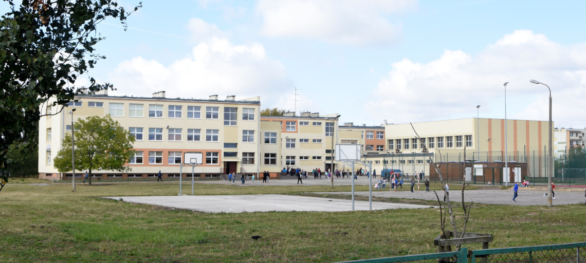 Nauczyciele i rodzice murem za dyrektorem. Nie jedna, a dwie petycje w ratuszu