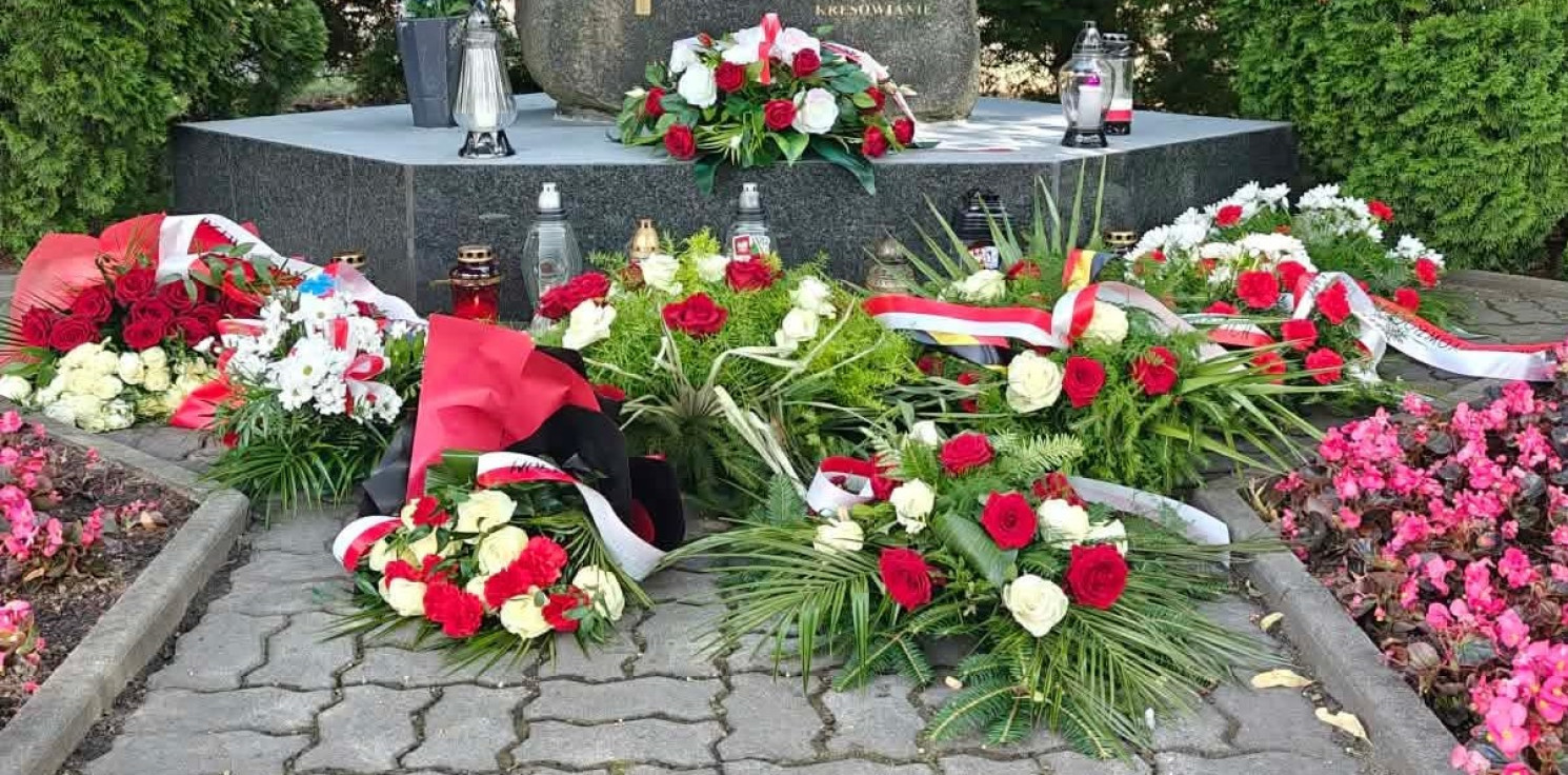 Inowrocław - Co stało się z wiązankami spod pomnika? "Upomnienia dla pracowników"