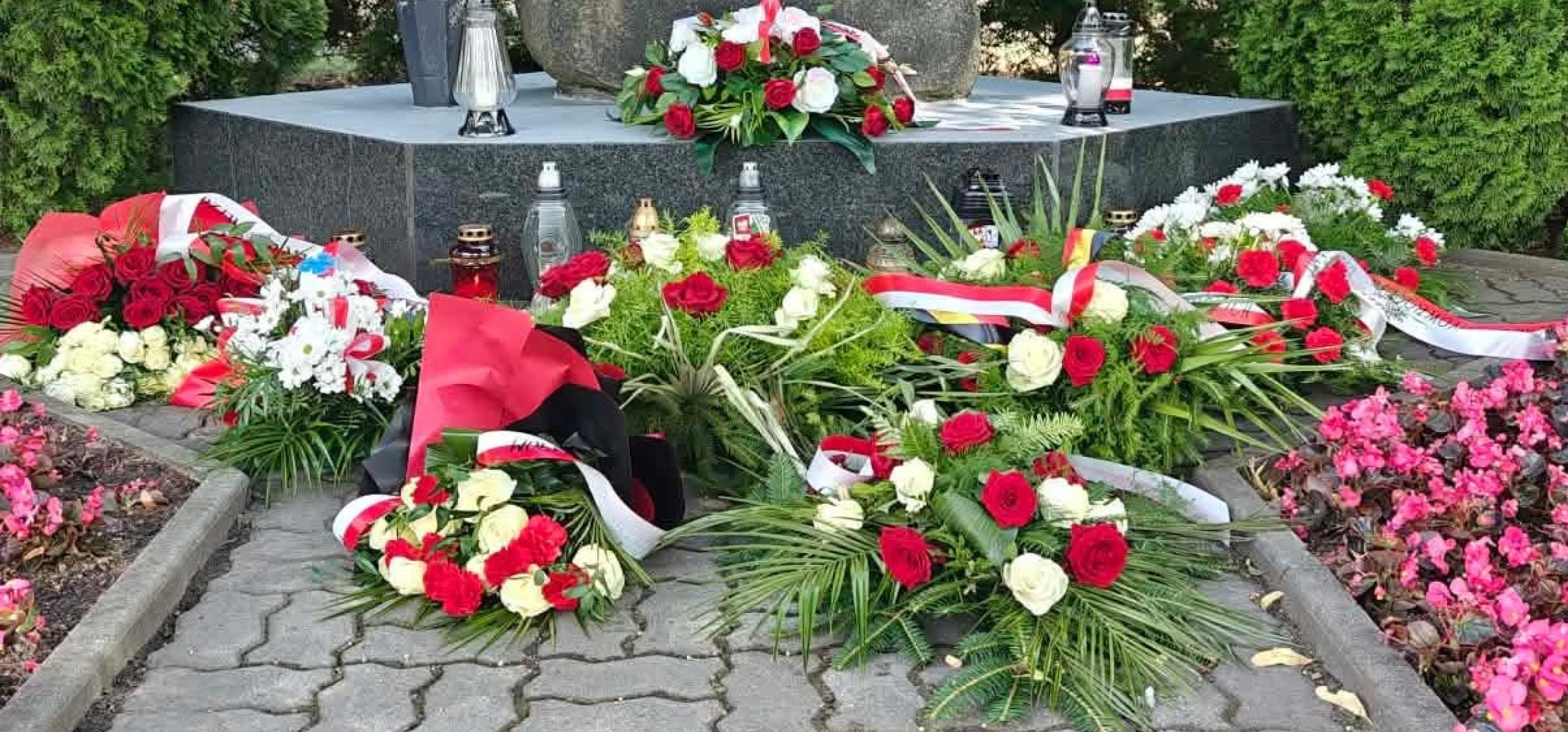 Co stało się z wiązankami spod pomnika? "Upomnienia dla pracowników"