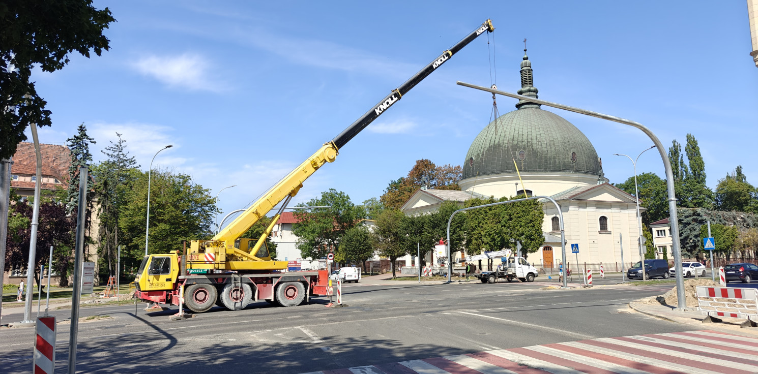 Inowrocław - Z pomocą dźwigu montują nowe bramownice