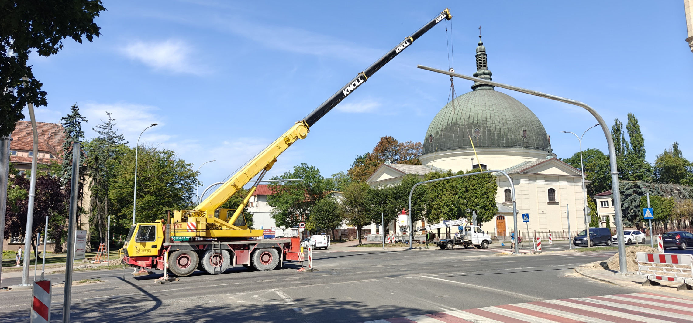 Z pomocą dźwigu montują nowe bramownice
