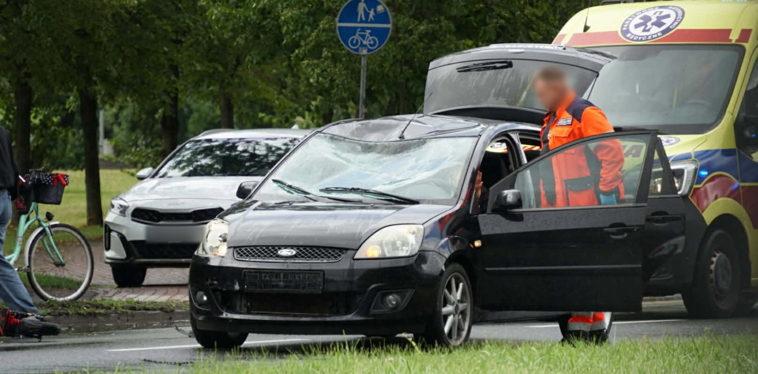 Inowrocław - Dwóch 14-latków na hulajnodze zderzyło się z autem