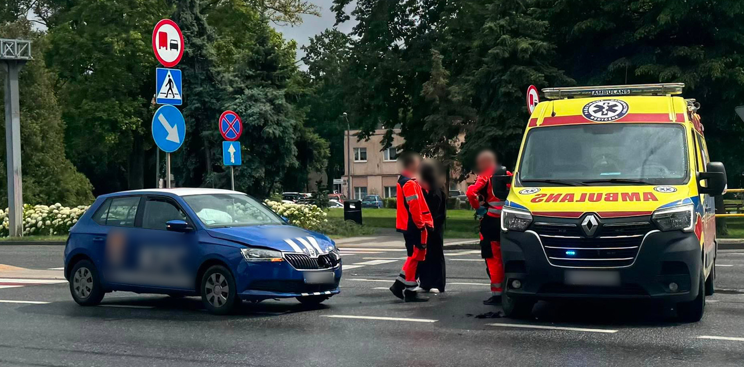 Inowrocław - Utrudnienia w centrum po zderzeniu osobówki z karetką