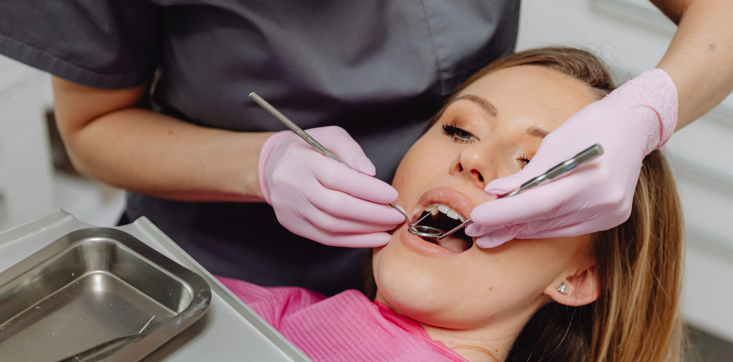 Region - Korony na implantach we Lwowie: jak wygląda ostatni etap odbudowy zęba