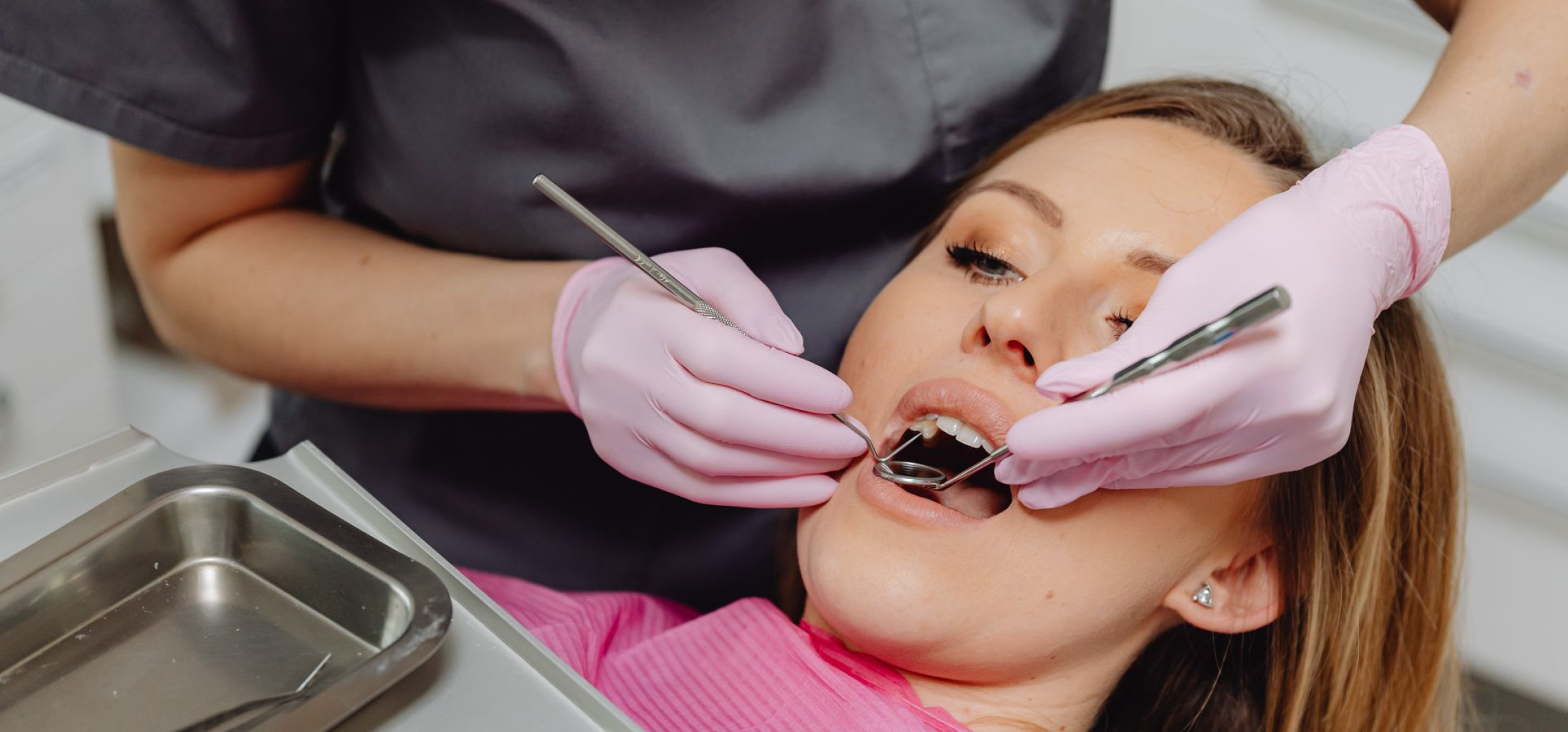 Korony na implantach we Lwowie: jak wygląda ostatni etap odbudowy zęba