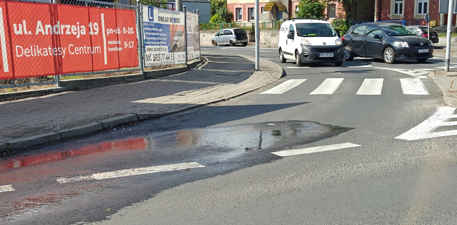 Inowrocław - Awaria wodociągowa na skrzyżowaniu