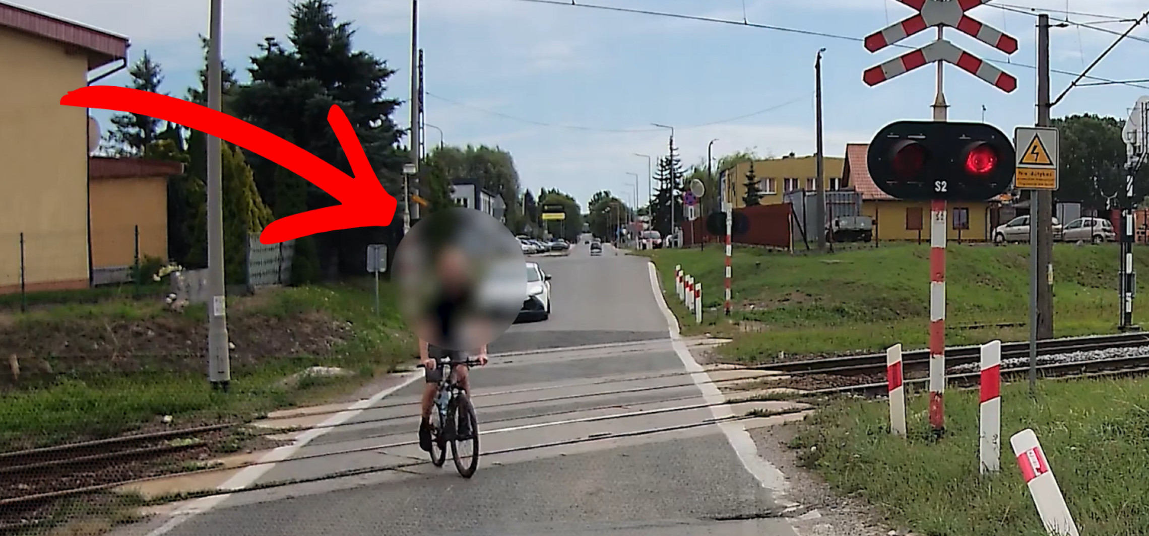 Na czerwonym przez przejazd kolejowy
