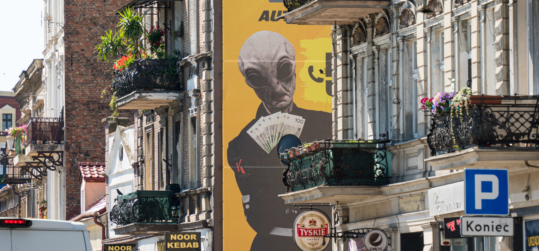 Kiedyś parówki, dzisiaj ufo. Spór o reklamy w centrum