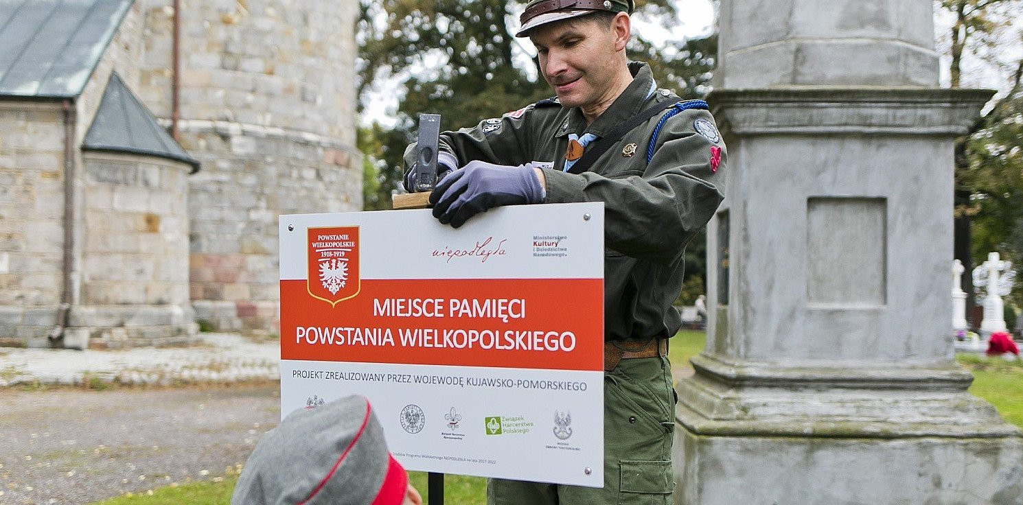 Kruszwica.online - Harcerze porządkują groby powstańców