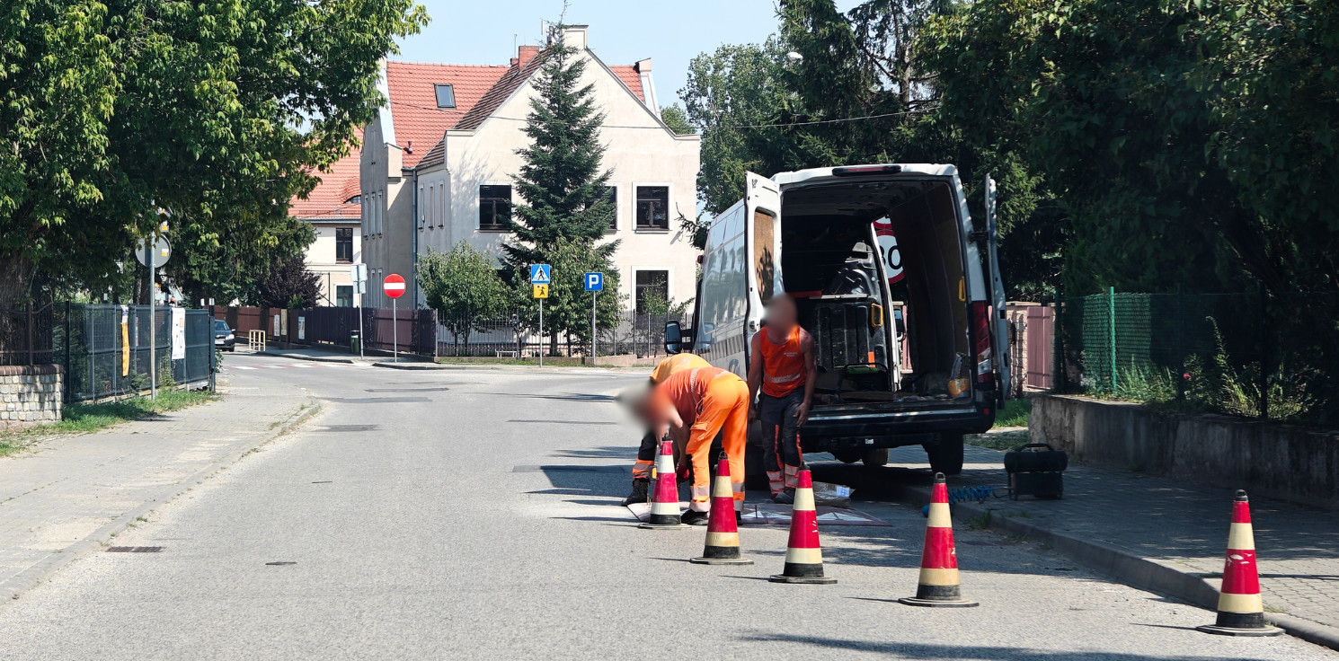 Inowrocław - Uwaga kierowcy. Tutaj montują nowy próg zwalniający