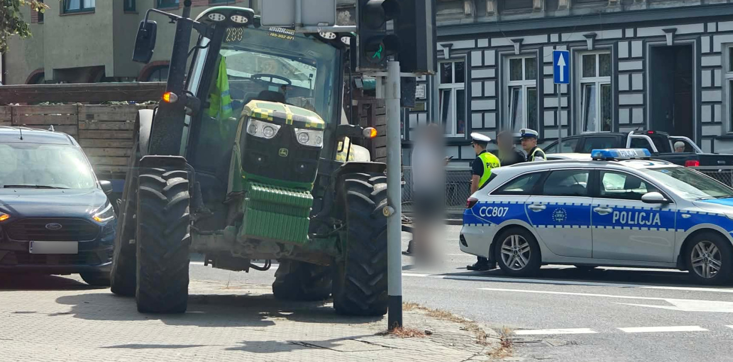 Inowrocław - Duże utrudnienia na Dworcowej. Dwa pasy blokuje przyczepa od ciągnika