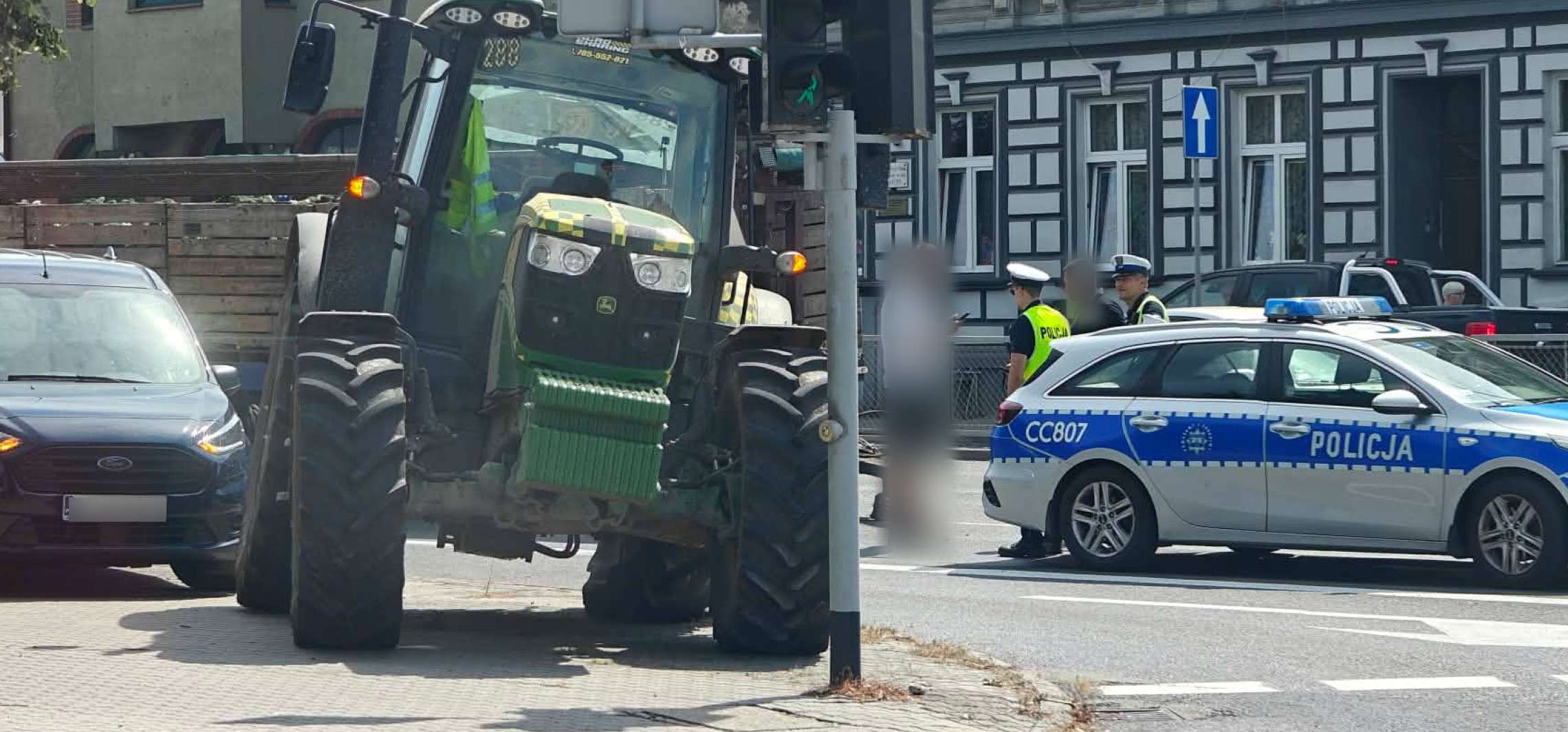 Duże utrudnienia na Dworcowej. Dwa pasy blokowała przyczepa od ciągnika