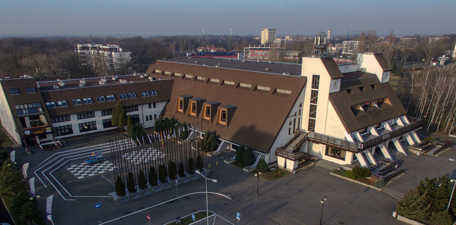 Inowrocław - Hala się zmienia. Remont, nowe nagłośnienie, a przed wejściem stanie QEMETICA ARENA