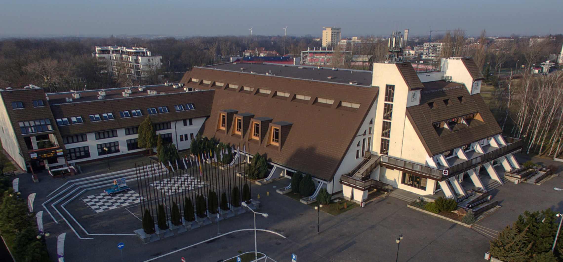 Hala się zmienia. Remont, nowe nagłośnienie, a przed wejściem stanie QEMETICA ARENA