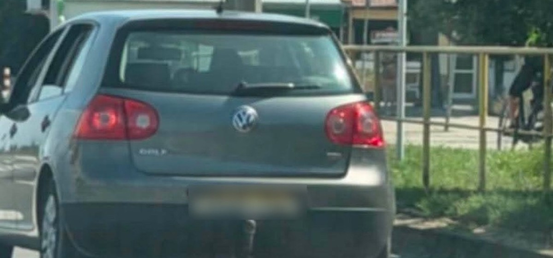 Kto siedział za kierownicą Golfa? Kierowca zbiegł po kolizji
