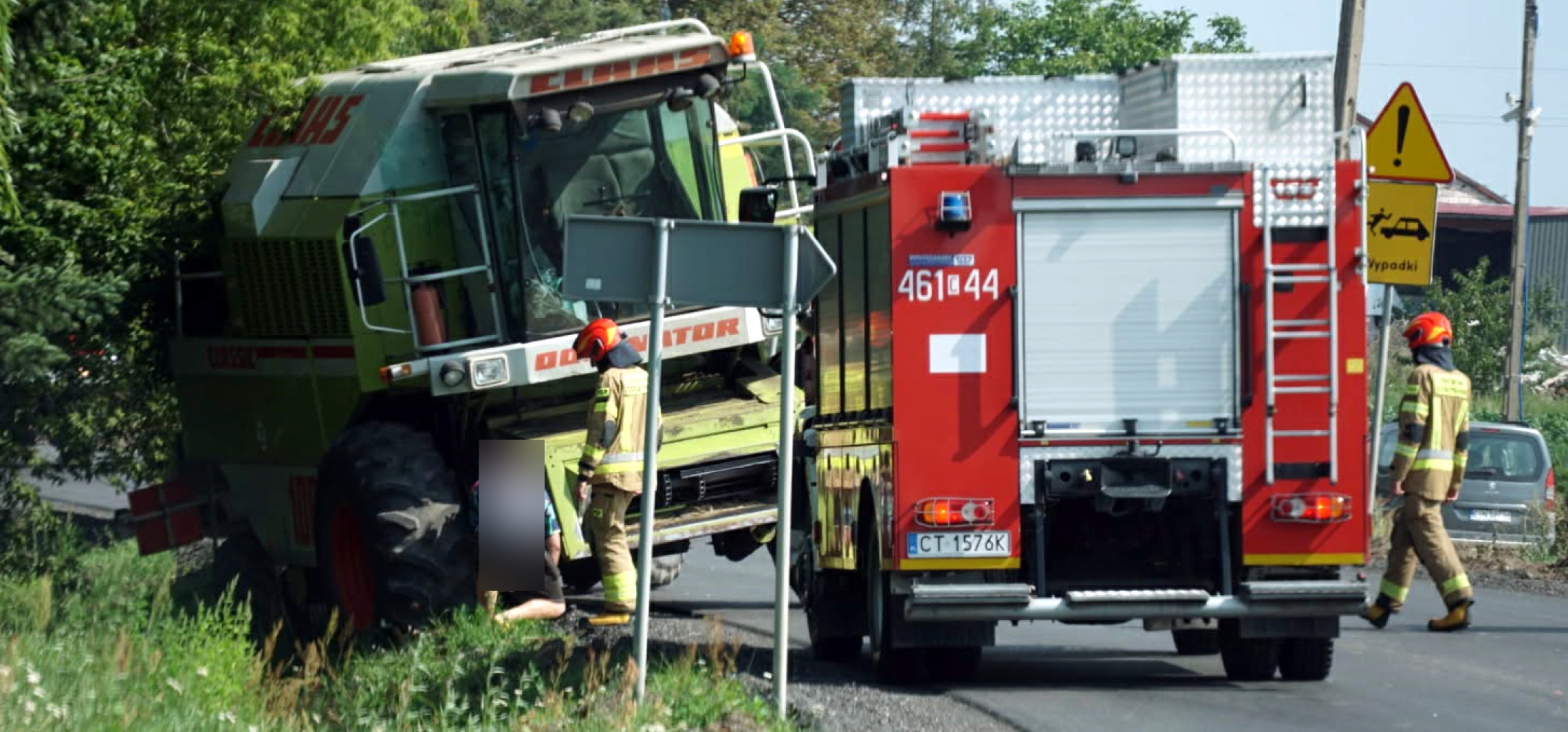 Kombajn wpadł do rowu, są utrudnienia