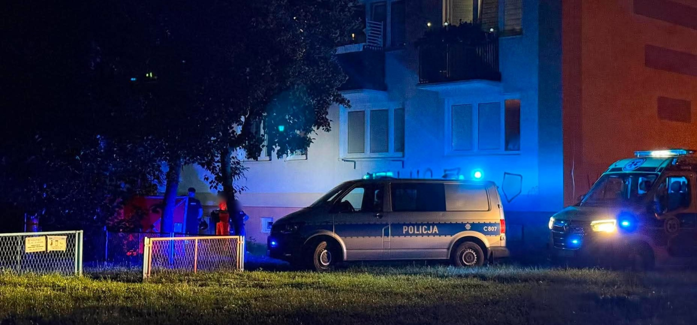 Tragedia przy ul. Mieszka I. Nie żyje osoba, która wypadła z czwartego piętra