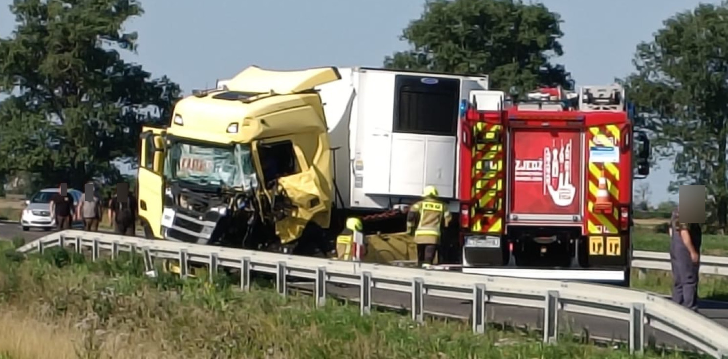 Region - Ciężarówka zderzyła się z kombajnem. Na miejsce leci śmigłowiec LPR